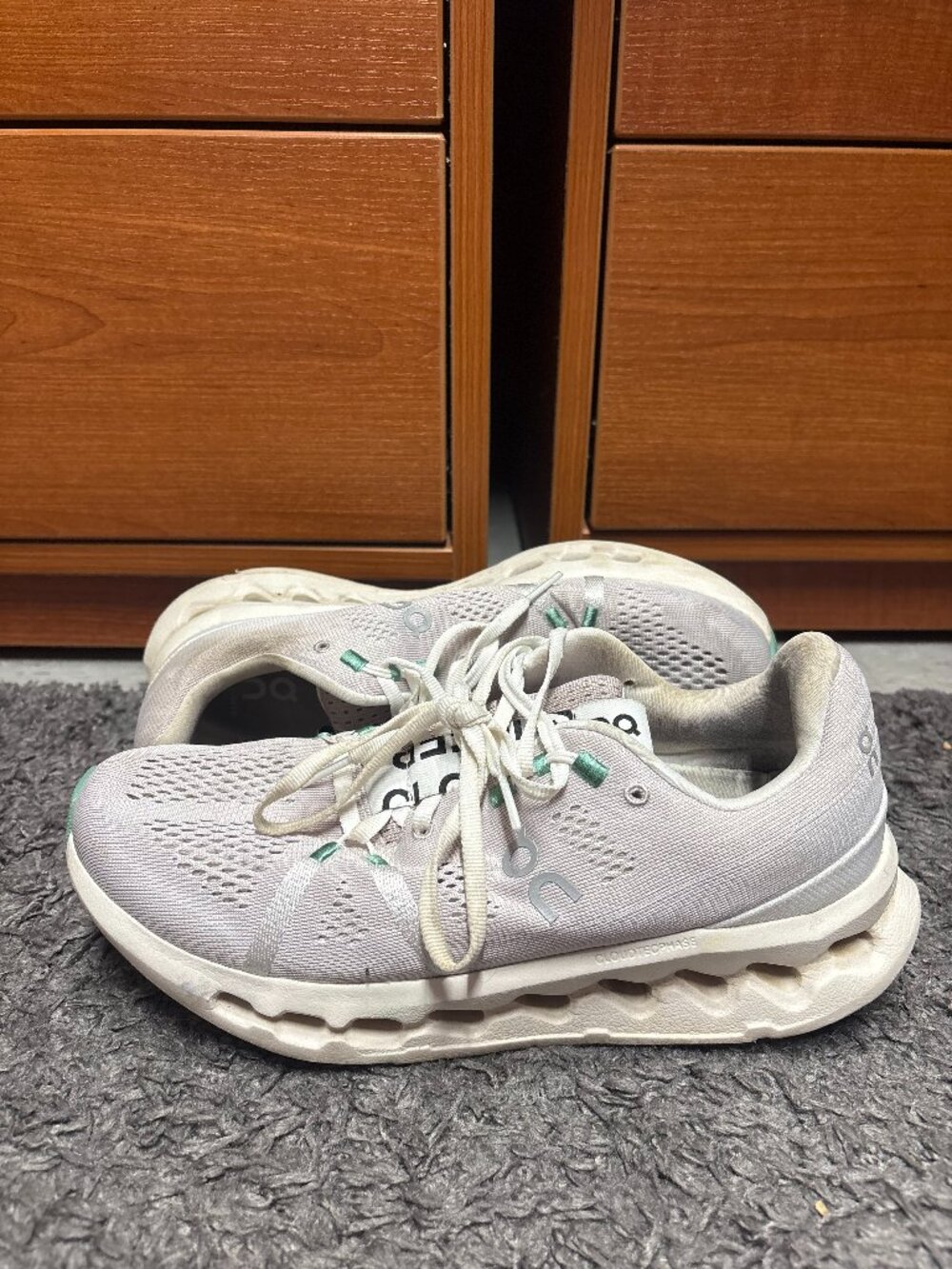 Men's On Cloudsurfer Pearl/Ivory Size 8B Medium US Running/Walking Shoes